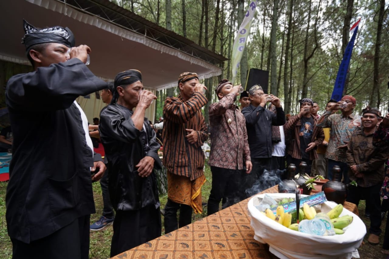Lestarikan Sumber Air, Pemerintah dan Masyarakat Tanam Ratusan Bibit Pohon