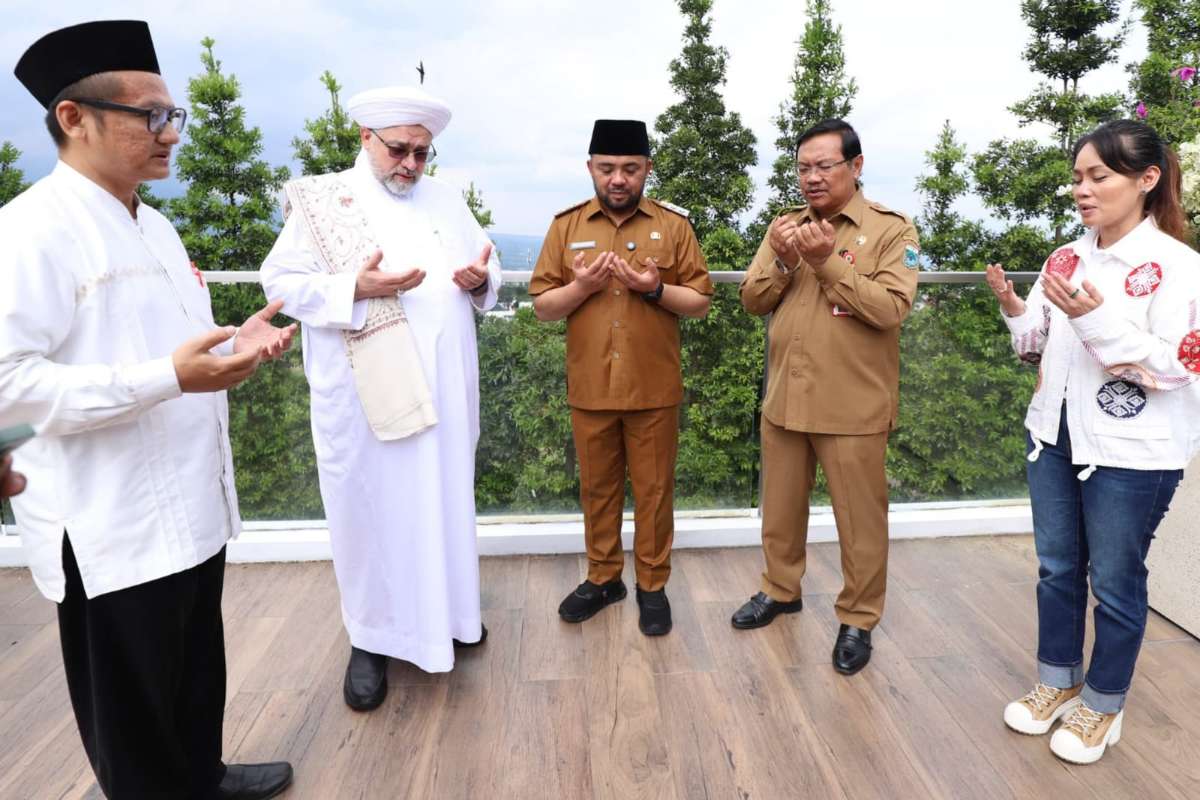 Ulama Besar asal Iraq, Al Sheikh Al Sayyid Afeefuddin Al Jailani mendoakan Kota Batu. (ist) - Cicit dari Sheikh Abdul Qadir Al Jailani Berkunjung dan Mendoakan Kota Batu