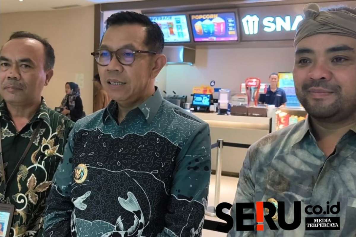 Wali Kota Batu, Nurochman SH MH dan Wawali Batu Heli Suyanto SH MH saat kegiatan pemutaran film pendidikan karakter. (dik) - Pemkot Batu Siapkan "Safe House" Tangani Masalah Anak
