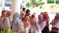 Wali Kota Batu, Nurochman bersalam-salaman dengan para ASN dan Guru se-Kota Batu. (ist) - Halal Bihalal Sinergi Kebersamaan Pasca Idulfitri 1446 H Bersama Pemkot Batu