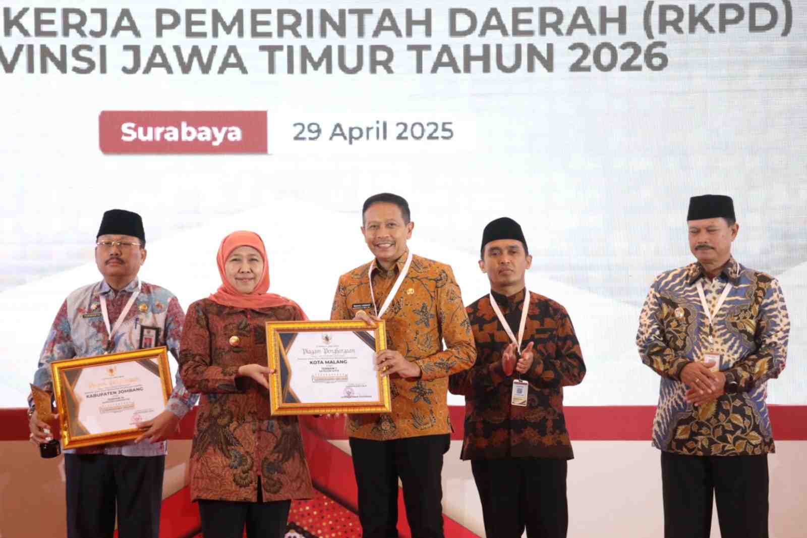 Kota Malang Raih Predikat Pembangunan Daerah Terbaik se-Jawa Timur, Wali Kota Wahyu Terima Penghargaan