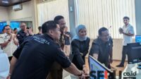 Wali Kota Malang bersama Ketua DPRD dan Dirut Perumda Tugu Tirta menekan tombol peresmian tanda launching tiga layanan baru. (ws13) - Perumda Tugu Tirta Malang Launching Tiga Inovasi Unggulan Pelayanan Pelanggan