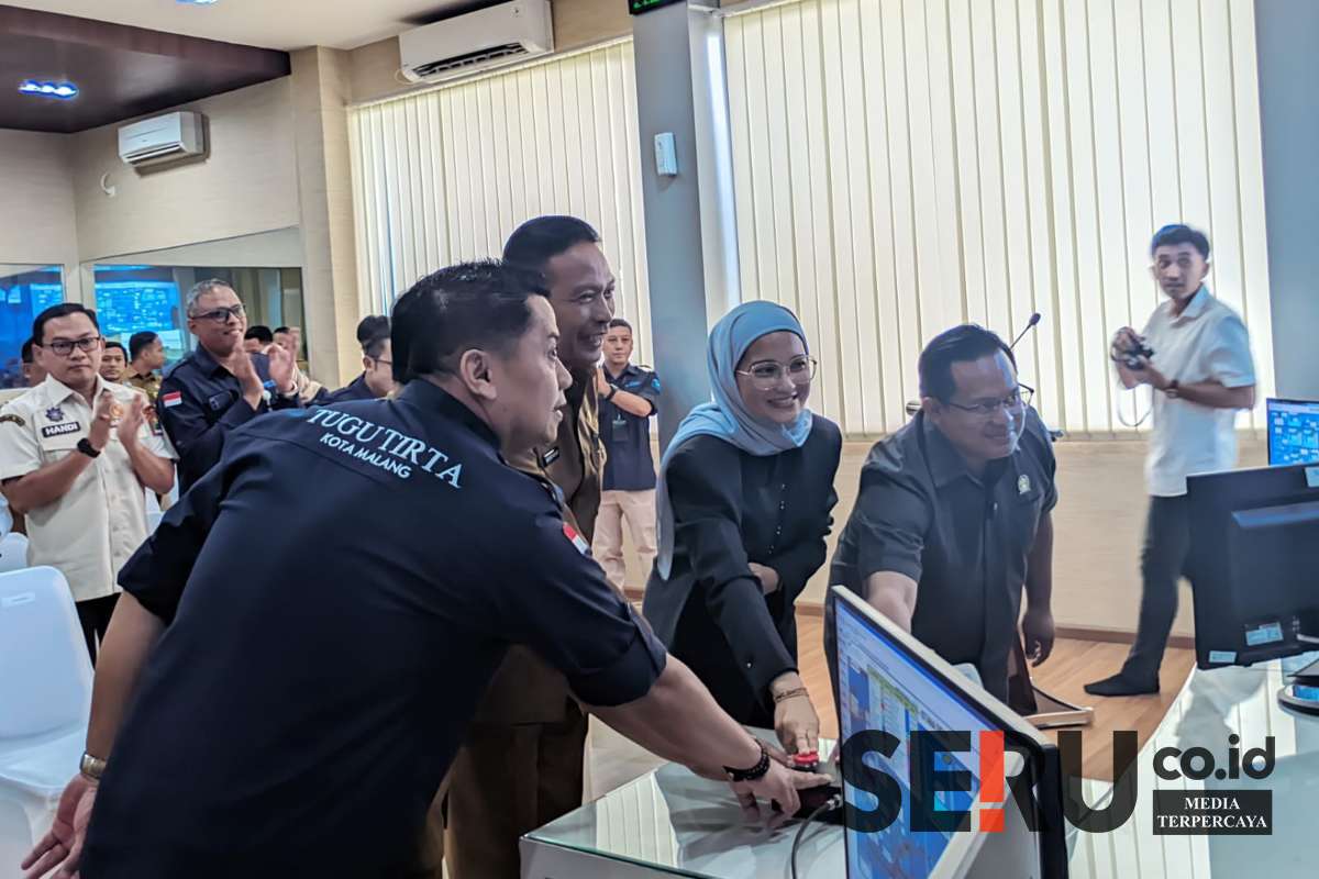 Wali Kota Malang bersama Ketua DPRD dan Dirut Perumda Tugu Tirta menekan tombol peresmian tanda launching tiga layanan baru. (ws13) - Perumda Tugu Tirta Malang Launching Tiga Inovasi Unggulan Pelayanan Pelanggan