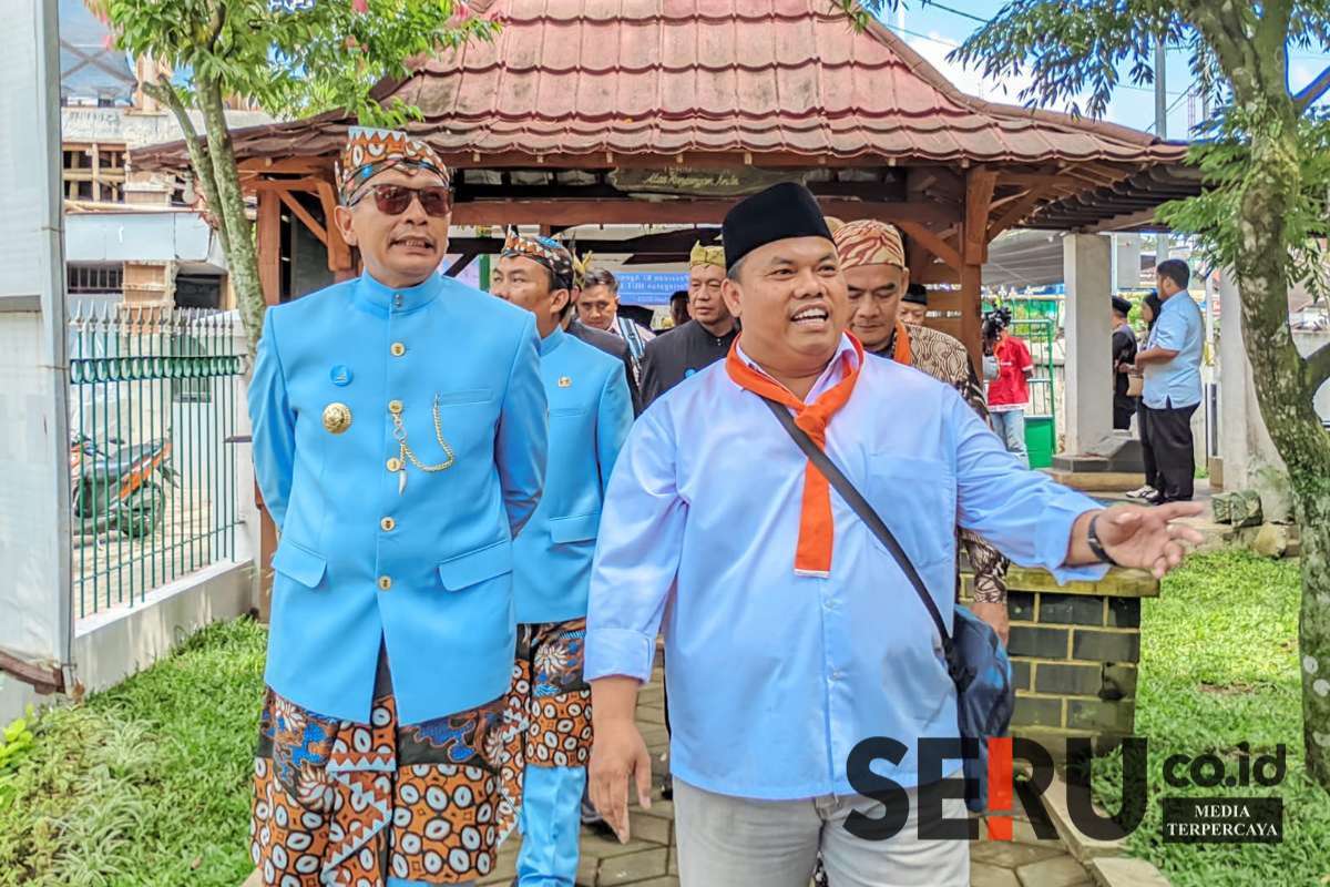 Wali Kota Malang bersama Pokdarwis Pesarean Makam Ki Ageng Gribig, membahas rencana pengembangan wisata religi. (ws13) - Wacana Kembangkan Wisata Religi Makam Ki Ageng Gribig, Pemkot Malang Serap Aspirasi Masyarakat