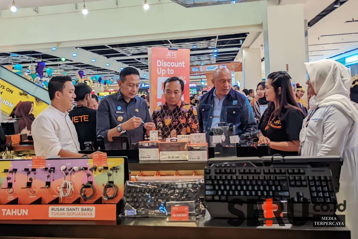 Wali Kota Malang beserta jajaran meninjau diskon barang pasca pembukaan Malang Raya Vaganza Sale 2025. (ws13) - APPBI Semarakkan HUT ke-111 Kota Malang, Diskon Hingga 70 Persen
