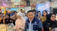 Wali Kota Malang beserta jajaran meninjau produk UMKM goes to mall dalam M-Vaganza. (ws13) - Pemkot Malang Gelar Mbois Vaganza, Dorong UMKM Naik Kelas Tembus Retail Modern