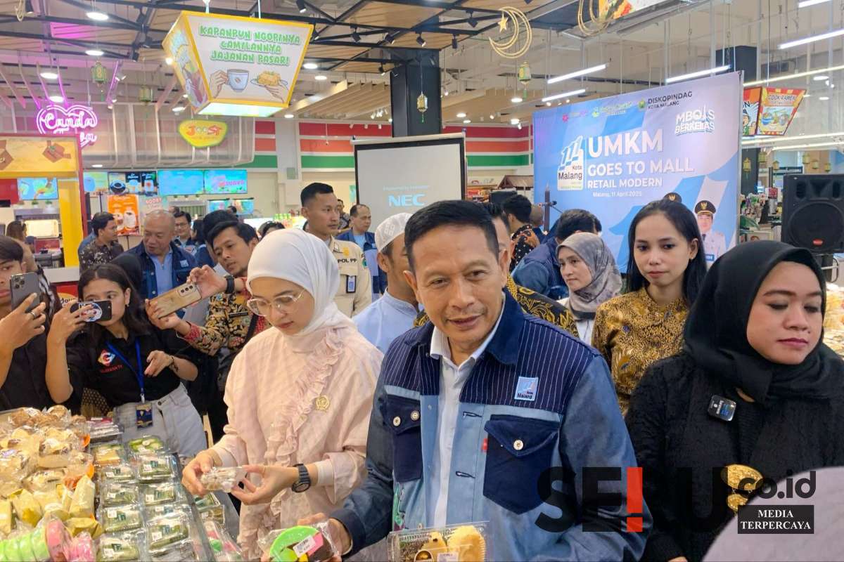 Wali Kota Malang beserta jajaran meninjau produk UMKM goes to mall dalam M-Vaganza. (ws13) - Pemkot Malang Gelar Mbois Vaganza, Dorong UMKM Naik Kelas Tembus Retail Modern
