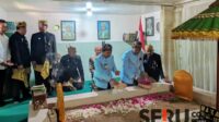 Wali Kota Malang dan Wakil Wali Kota Malang tabur bunga saat ziarah Makam Ki Ageng Gribig. (ws13) - Ziarah Makam Ki Ageng Gribig, Wali Kota Malang Bersama Jajaran Kenang Perjuangan Leluhur