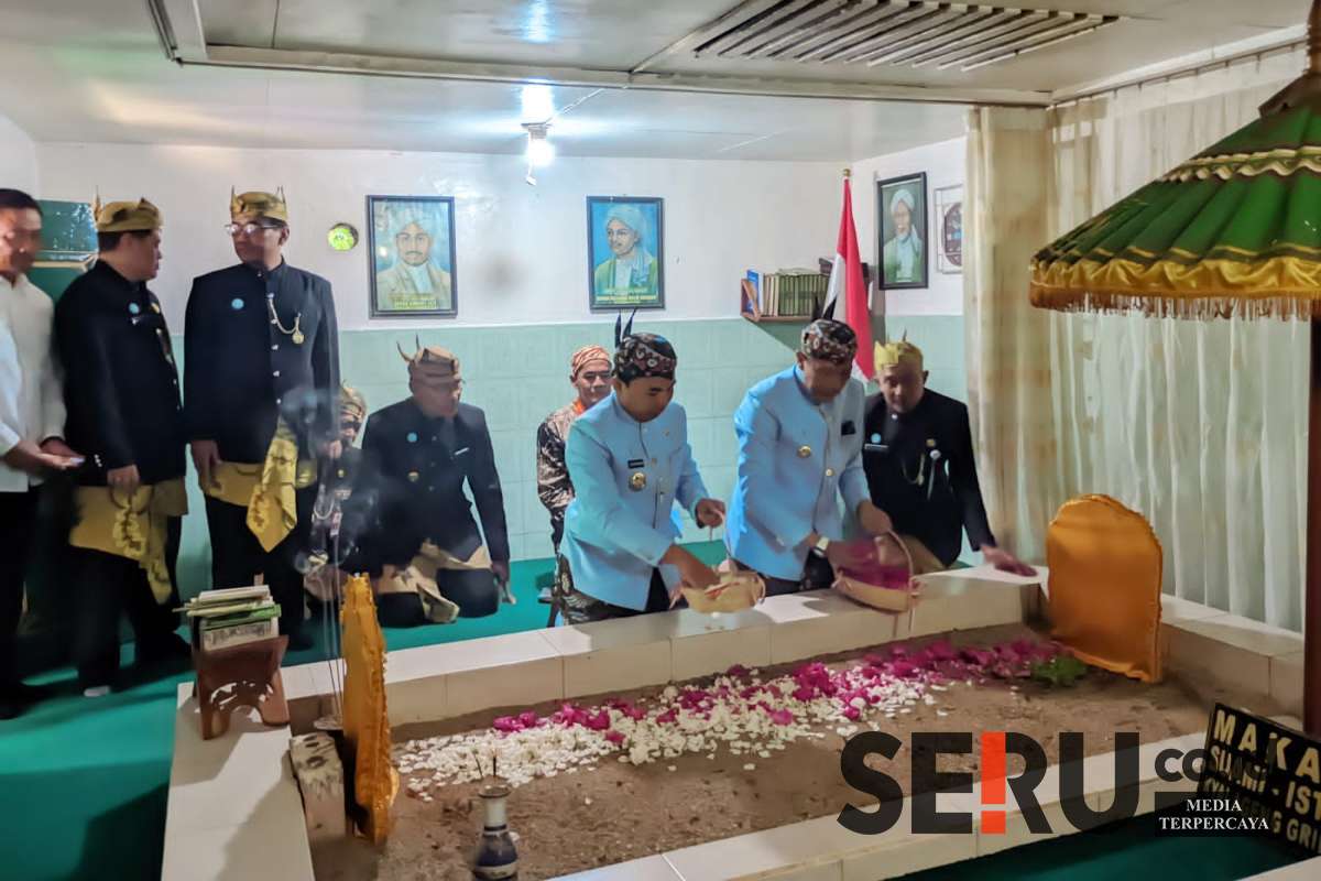 Wali Kota Malang dan Wakil Wali Kota Malang tabur bunga saat ziarah Makam Ki Ageng Gribig. (ws13) - Ziarah Makam Ki Ageng Gribig, Wali Kota Malang Bersama Jajaran Kenang Perjuangan Leluhur