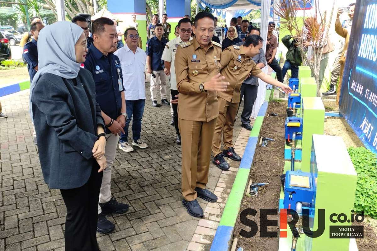 Wali Kota Malang mengapresiasi inovasi produk baru meteran unggulan/konstruksi sambungan rumah horizontal atas. (rhd) - Perumda Tugu Tirta Malang Launching Tiga Inovasi Unggulan Pelayanan Pelanggan