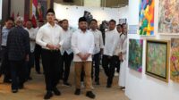 Kaesang menyaksikan Pameran seni di Graha Pancasila, Balai Kota Among Tani. (Ist) - Kaesang Pangarep Singgah di Kota Batu