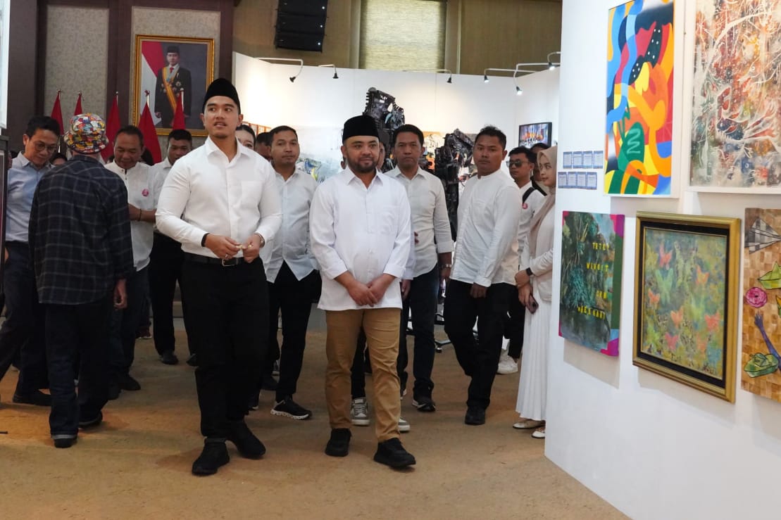 Kaesang menyaksikan Pameran seni di Graha Pancasila, Balai Kota Among Tani. (Ist) - Kaesang Pangarep Singgah di Kota Batu