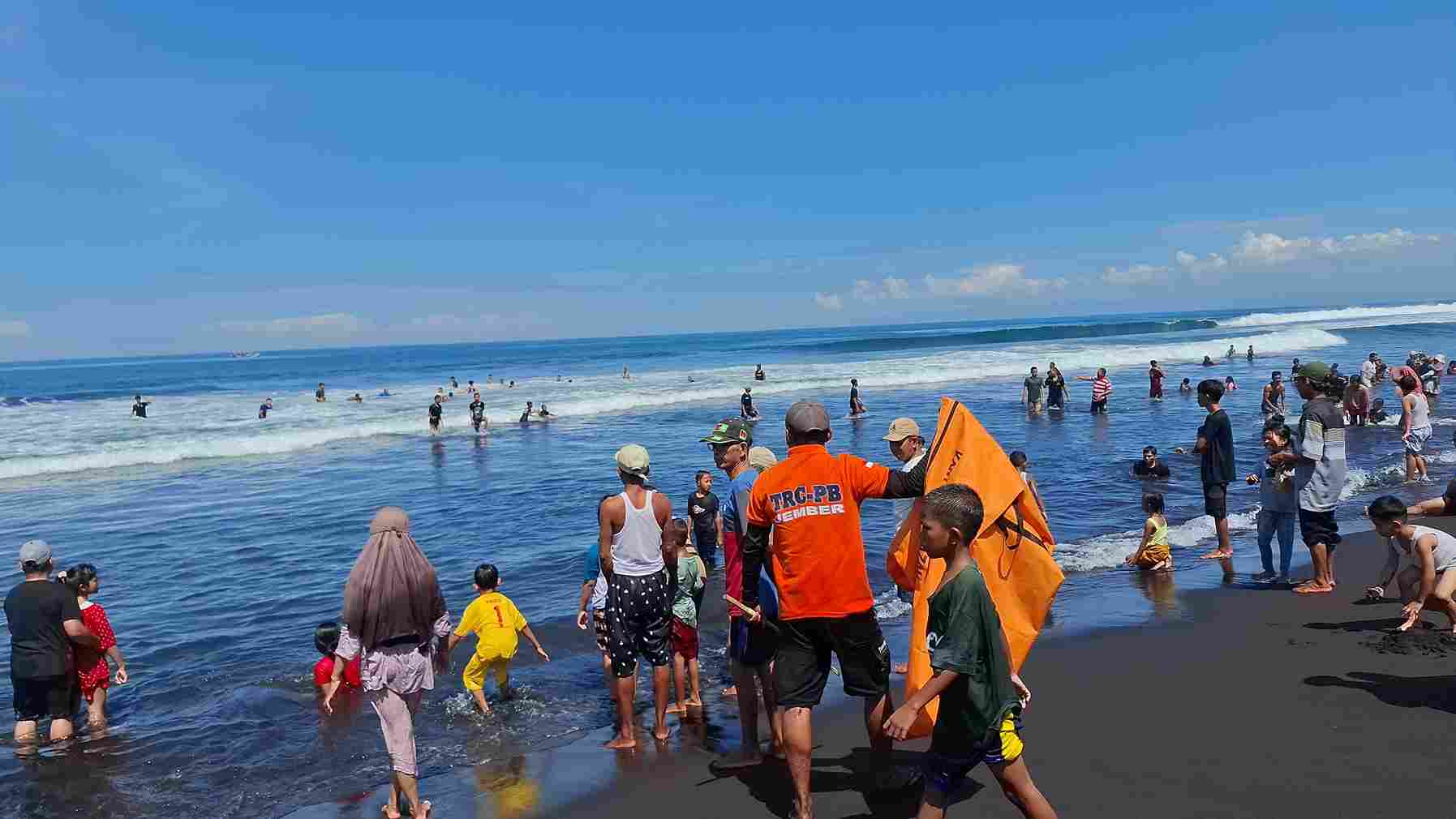 Niat Tolong Anak, Bapak di Jember Tewas Terseret Ombak Pantai Paseban
