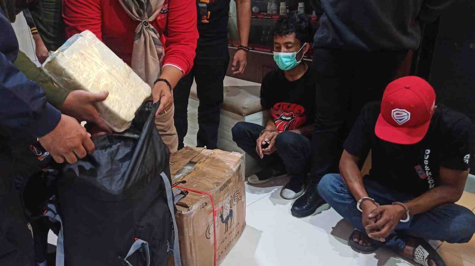 Polda Jatim Tangkap Dua Kurir Narkoba Jaringan Internasional, Sita 22 Kilogram Sabu