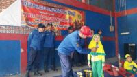 Dijelaskan Fungsi APD, Anak-Anak ABA 1 Buduran Serbu Petugas Damkar dengan Pertanyaan Kritis