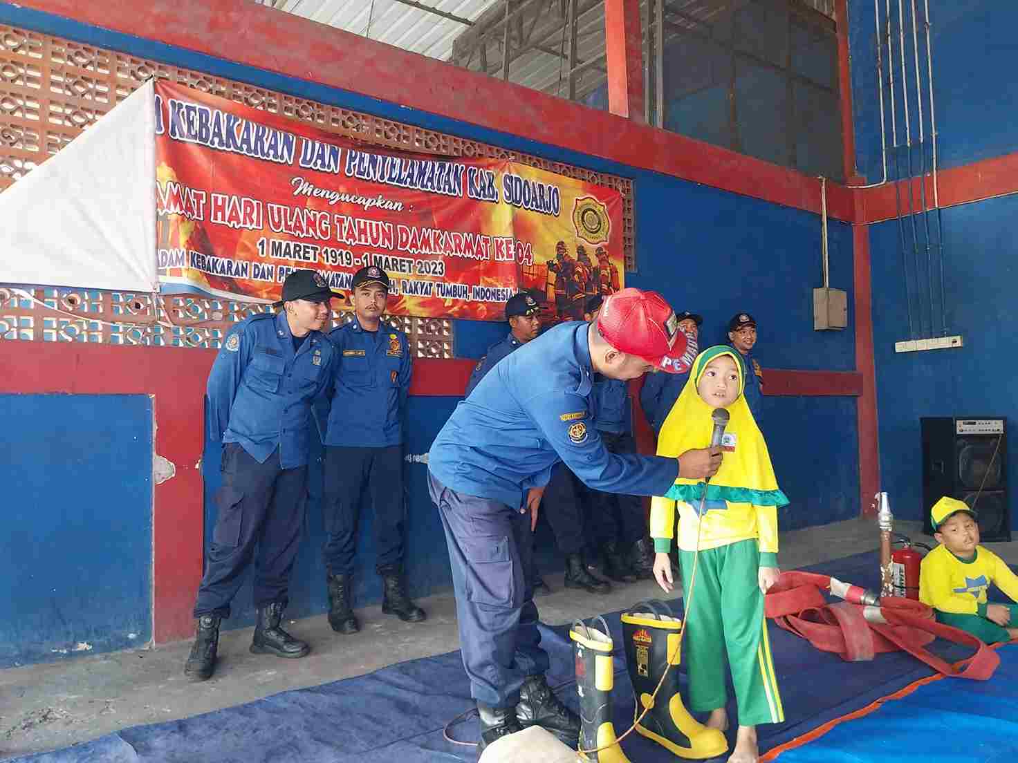 Dijelaskan Fungsi APD, Anak-Anak ABA 1 Buduran Serbu Petugas Damkar dengan Pertanyaan Kritis