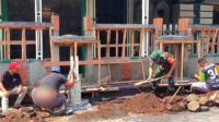 Babinsa Arjosari Bantu Pembuatan Drainase Masjid Fathurrohman