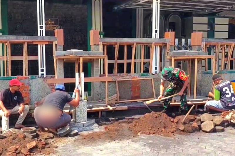 Babinsa Arjosari Bantu Pembuatan Drainase Masjid Fathurrohman
