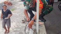 Babinsa Arjosari Bersama Warga Gotong Royong Rehab Pagar Masjid Jami Fathurrohman