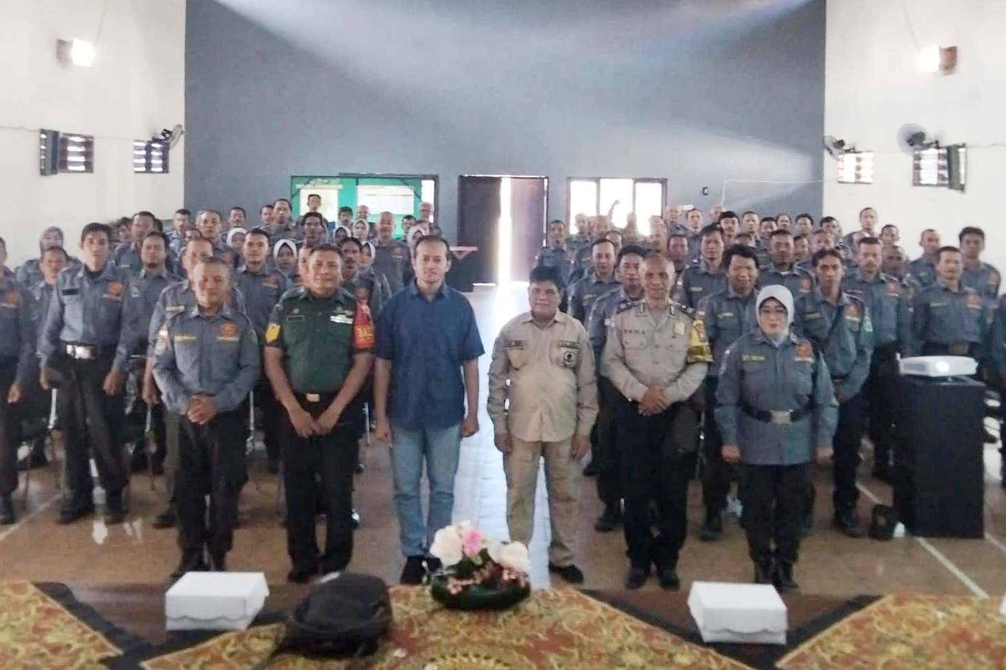 Babinsa Blimbing Bekali Satlinmas Pandanwangi Tingkatkan Kesigapan dan Kedisiplinan