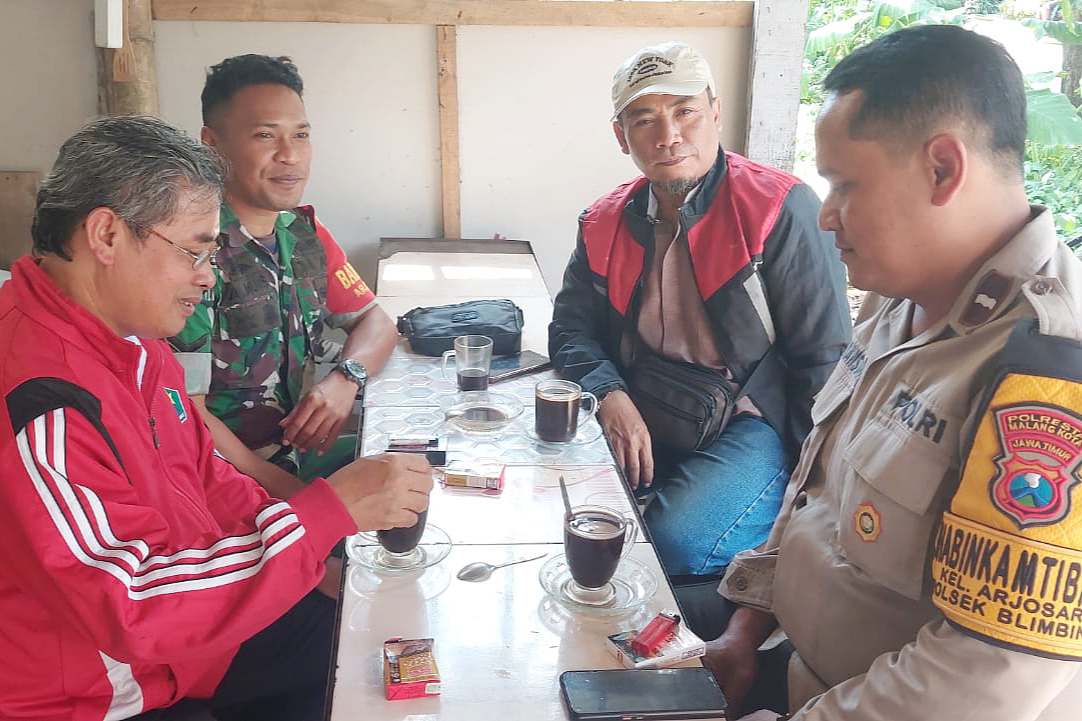 Babinsa Blimbing Komsos dengan Tokoh Masyarakat Arjosari Jaga Kondusivitas Wilayah