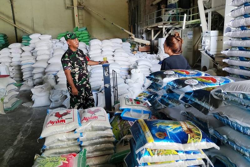 Babinsa Buring Monitoring Penggilingan Padi Pastikan Stok Beras Aman