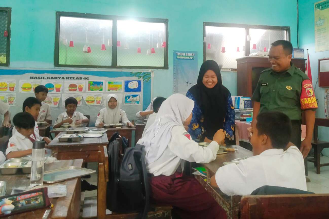 Babinsa Ciptomulyo Dukung Program Makanan Bergizi Gratis di SDN 1 Ciptomulyo