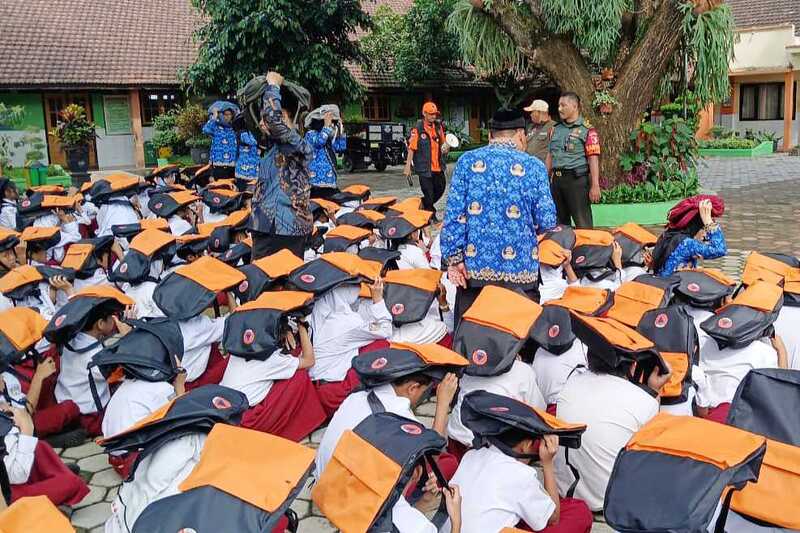 Babinsa Gadang Bersama BPBD Kota Malang Edukasi Darurat Bencana di SDN Gadang 01
