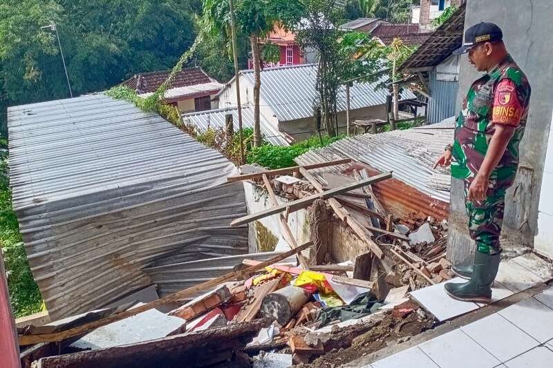 Babinsa Gadang Monitoring Bencana Longsor di Kolonel Sugiono