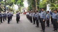 Babinsa Lowokwaru Berikan Pelatihan PBB dan Pembekalan Materi kepada Linmas