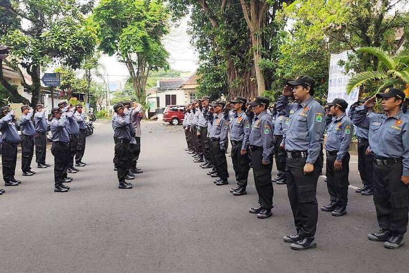 Babinsa Lowokwaru Berikan Pelatihan PBB dan Pembekalan Materi kepada Linmas