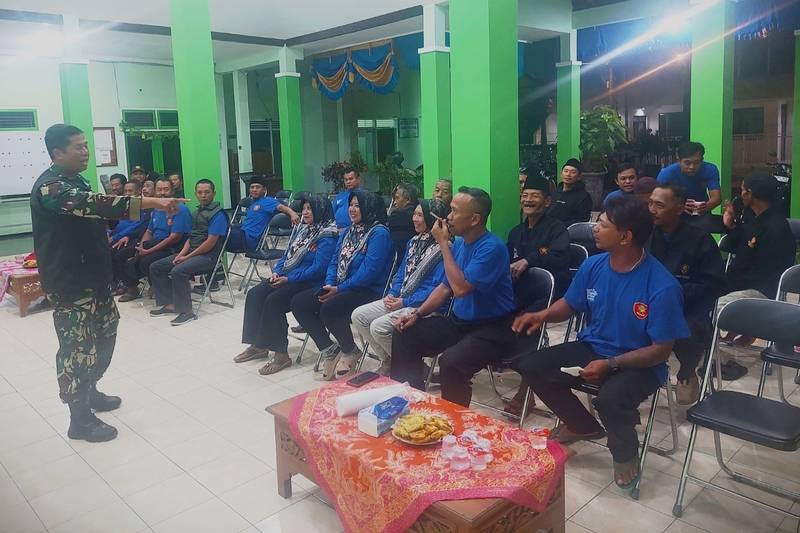 Babinsa Lowokwaru Berikan Pembekalan Linmas Tunggulwulung Jaga Kamtibmas