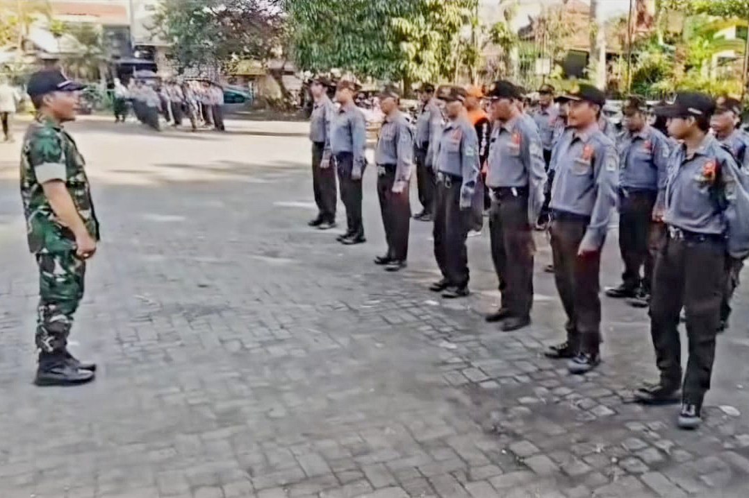 Babinsa Merjosari Tingkatkan Kapasitas dan Kedisiplinan Satlinmas dengan Latihan Baris-Berbaris