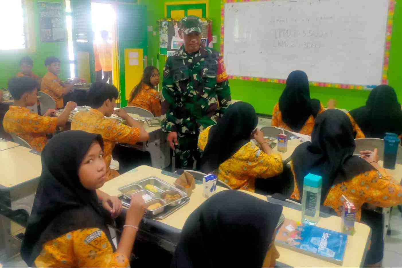 Babinsa Sukoharjo Monitoring Program Makan Bergizi Gratis di SMPN 2 Malang