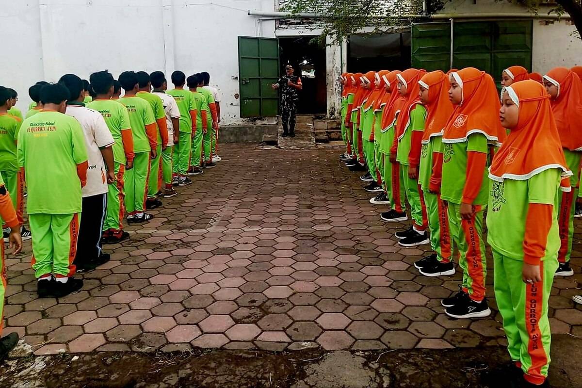 Babinsa Sukun Pembinaan Karakter Kedisiplinan dan PBB di SD Qurrota A'yun