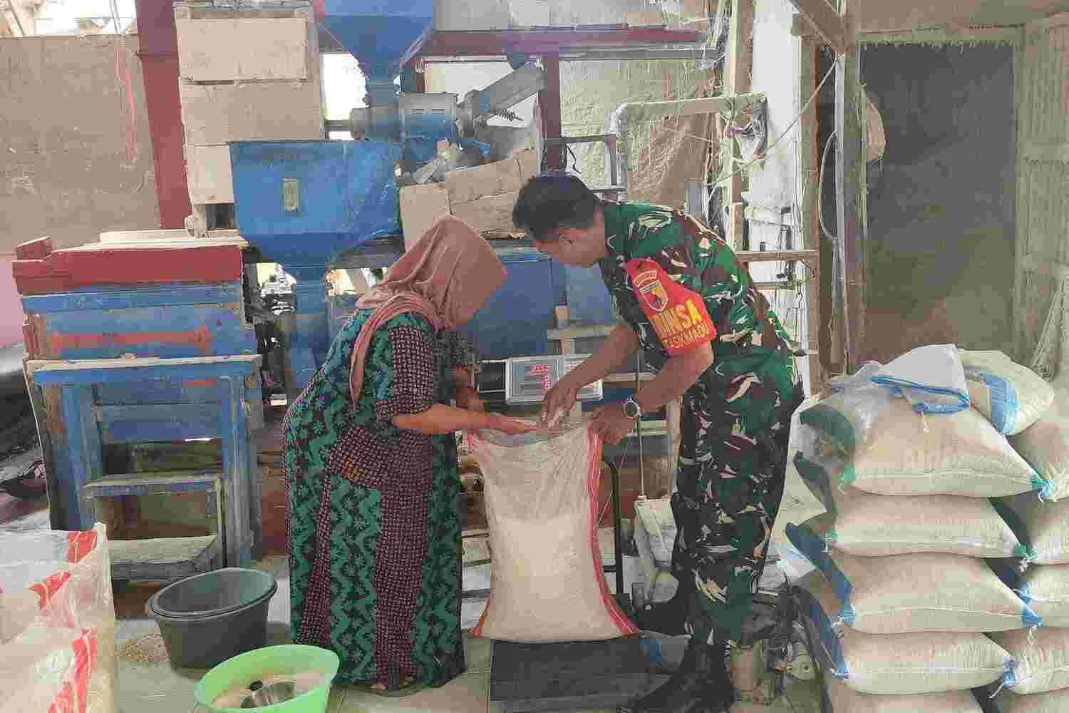 Babinsa Tasikmadu Bersama Mitra Motivasi Petani Jaga Kualitas Gabah Kering