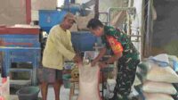Babinsa Tasikmadu Dampingi Petani Pastikan Kualitas Gabah Kering Terjaga