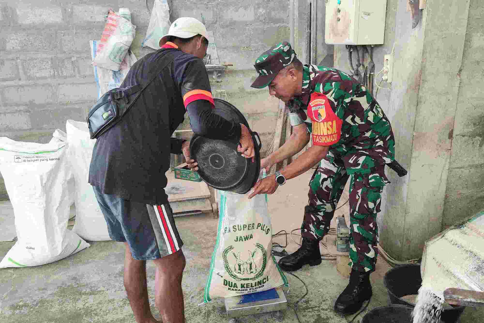 Babinsa Tasikmadu Kawal Pascapanen Agar Kualitas Gabah Kering Terjaga