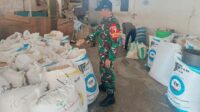Babinsa Tunggulwulung Monitoring Proses Penggilingan Padi di UD Sumber Rejeki