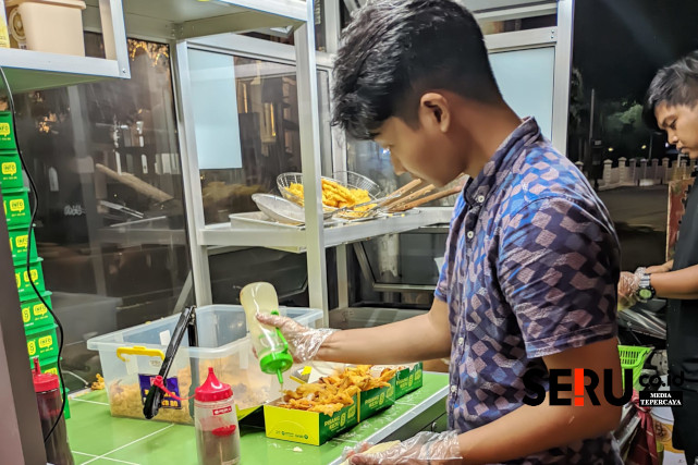  Salah satu PKL di Kota Malang yang beroperasi di malam hari. (ws13)