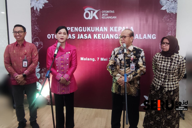 Friderica Widyasari Dewi (dua kiri) dan Farid Faletehan (dua kanan), menjawab pertanyaan awak media. (rhd)