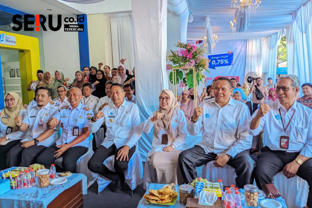 Foto bersama Wali Kota Malang usai pembagian tabungan UMKM oleh BPR Tugu Artha Sejahtera. (ws13)