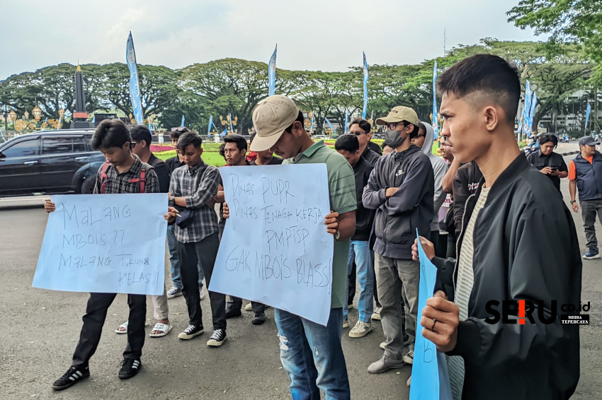 Massa aksi GERAK demo dengan sejumlah poster tuntutan. (ws13)