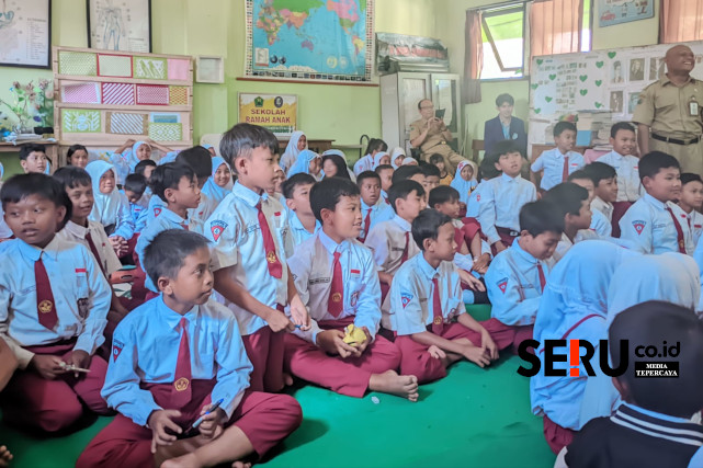 Seragam merah putih SD termasuk jenis seragam yang disiapkan Pemkot Malang dalam program seragam gratis. (ws13)
