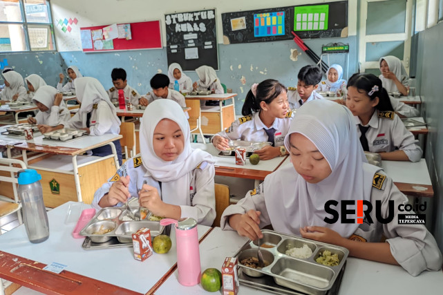 Para siswa SMPN 19 Malang antusias menyantap makanan yang disediakan. (ws13)