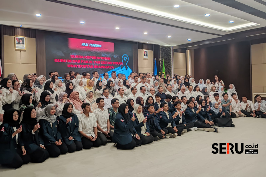 Aksi damai terkait keberlanjutan sistem pendidikan kedokteran diikuti guru besar dan sivitas FK UB. (ws13)