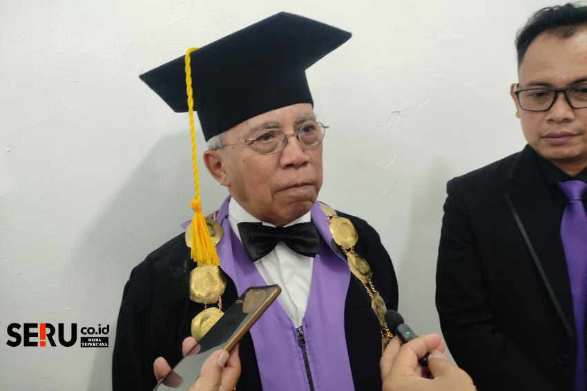 Rektor Unitri, Prof Ir Eko Handayanto MSc PhD menjawab pertanyaan awak media. (rhd)