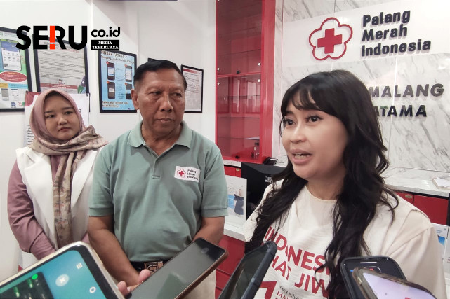 Sofia Ambarini (kanan), didampingi Ketua PMI Kota Malang dan BPJS Kesehatan, menjawab pertanyaan awak media. (rhd)