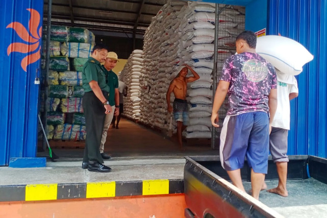 Babinsa Gadang Monitoring Stock Beras Gudang Bulog