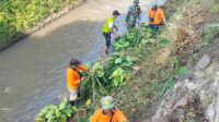 Babinsa dan Masyarakat Merjosari Karya Bakti Bersihkan Sampah Perengan Sungai